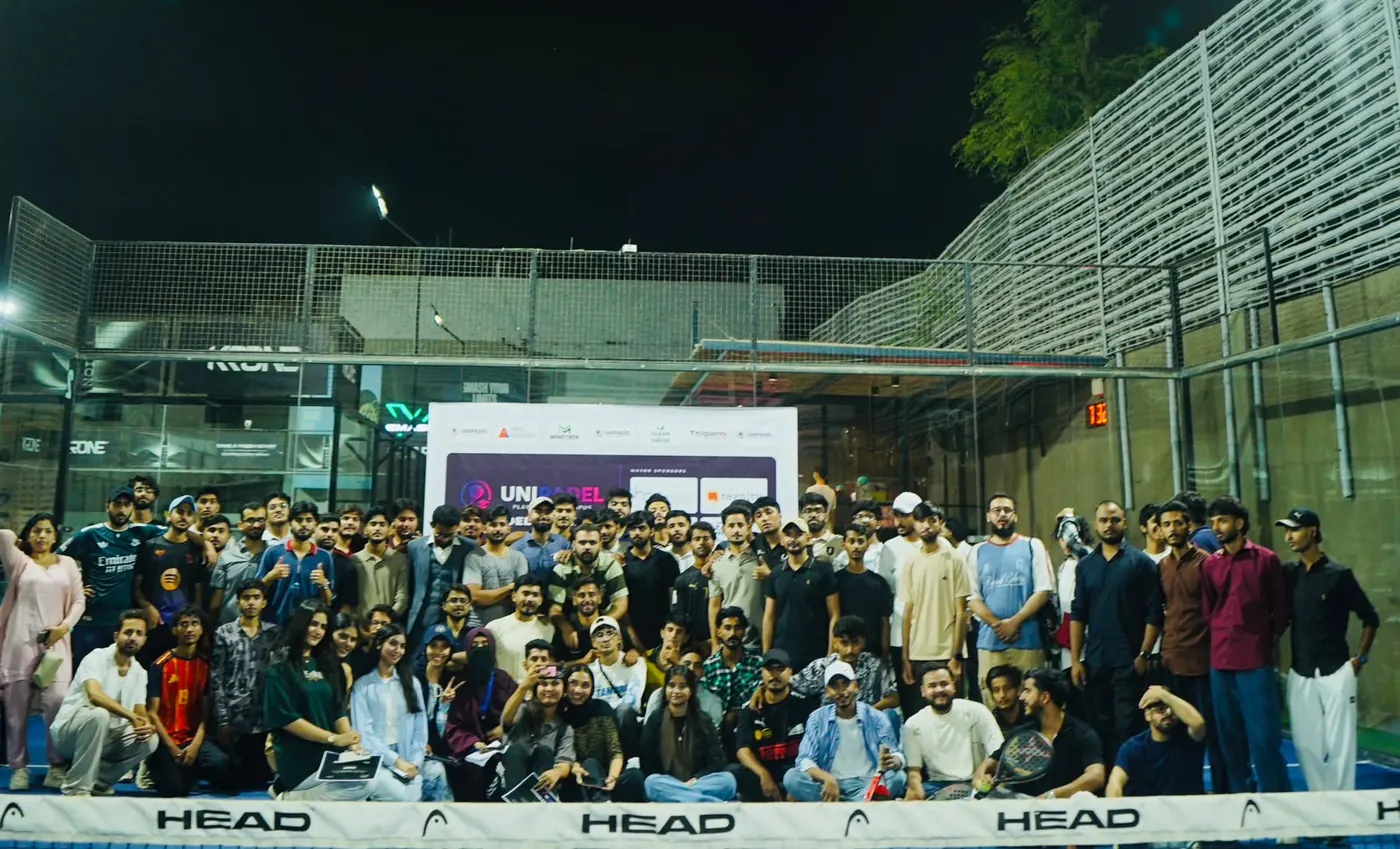 Group photo of all the students at UniPadel Connect, Smash X Gulshan, Karachi
