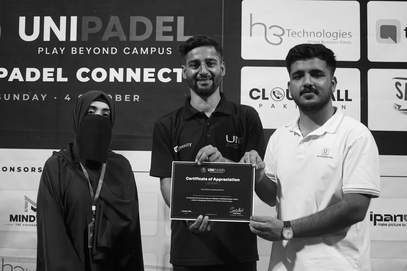 Certificate of appreciation being presented at UniPadel Connect